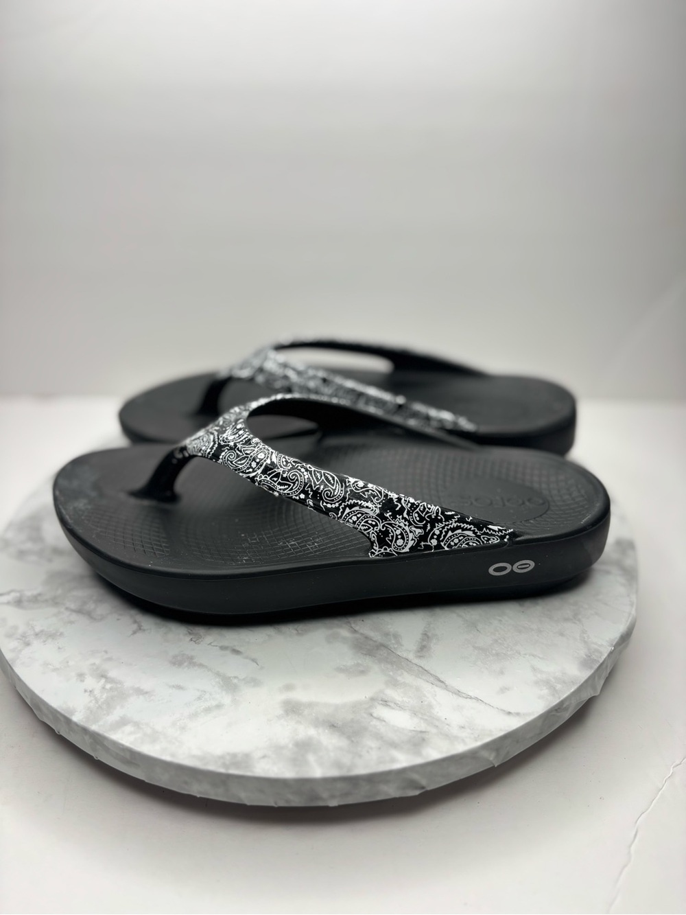 Size 6-Oofos Oolala Limited Edition Sandals Black Snake Recovery Thong Comfort